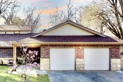 Image de 5 bedroom 3 bath hot tub. 7 beds 6 cars parking and fenced yard.