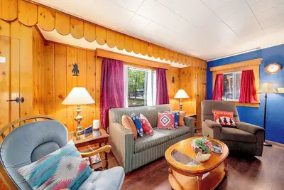 Image de Old Town Cottonwood Cowboy Cottage - 5 min walk to Main Street + Dog-Friendly