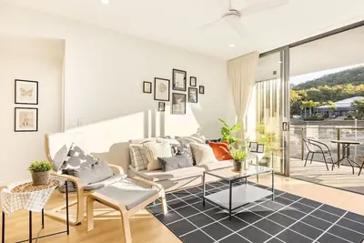 Image de Mint New Stylish 3Beds Apt View/ Shops/Highway!