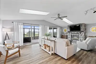 Image de Desirable Bay Front Home-3brd