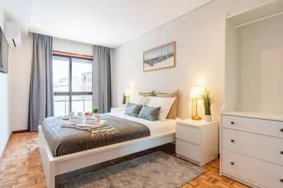 Image de Bright & Elegant Urban Flat w/Balcony by HostWise