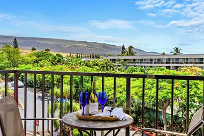 Image de Beach-themed condo overlooking Maui