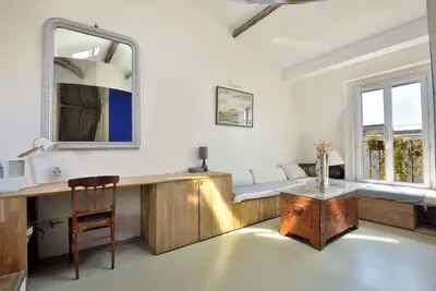 Image de Stylish attic conversion in the rooftops of Paris