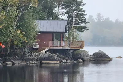 Image de Luxurious and very private lake front cottage