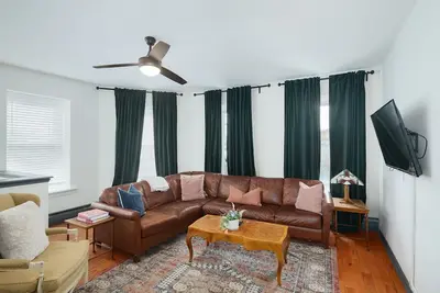 Image de Large Bi-Level in Manayunk – Prime Location!