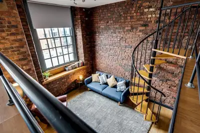 Trafalgar Warehouse, 5 Guests, Parking - Pass the Keys