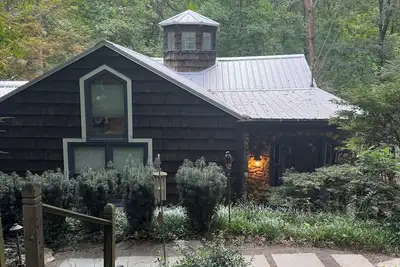 Image de Charming 3-bedroom cabin nestled in the forrest of City of Mt. Park.