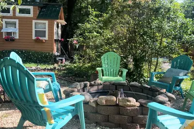 Image de Cabin Hottub Wood Mini Recharging Mountain getaway Firepit Hiking waterfalls