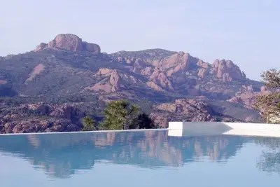 Image de Villa avec piscine à débordement en pleins cœur de L'Esterel!
