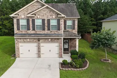 Image de Luxurious 4 bedroom Gem in very quiet neighborhood  \n