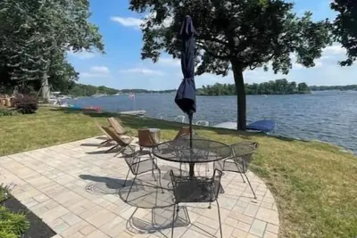 Image de \"Sycamore Alley\" on Webster Lake