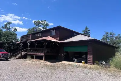 Image de Rustic 7-Bdrm and 3-bath lodge in a gated community in Los Ojos with WiFi access