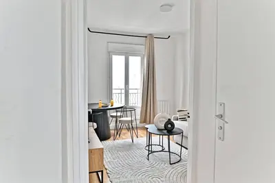 Image de Séjour dans un 2 pièces confortable Paris - Ii