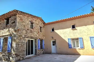 Image de propriété avec piscine, vue splendide, au calme et à 20 minutes des plages