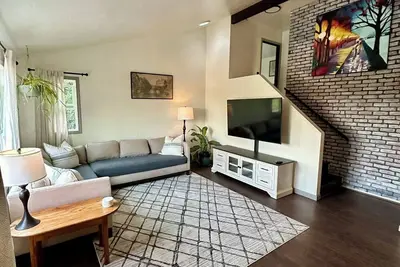 Image de Exclusive Hillside Luxury: Unmatched Privacy, Stunning Views, & Serene Koi Pond.