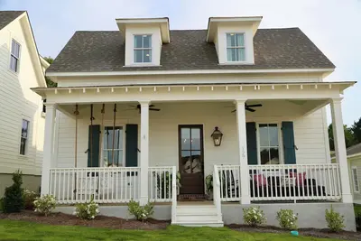 Image de Sweet Baby Magnolia at The Lamar. . . Charming Cottage By the Square near Campus!