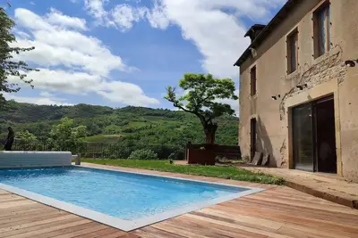 Image de Grande maison, en pleine campagne, avec piscine en été et jacuzzi en hiver
