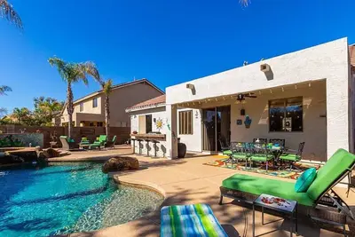 Image de Luxury Oasis: Pool, Hot Tub & Firepit by RedAwning