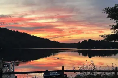 Image de Berkshires Lakefront Retreat\n