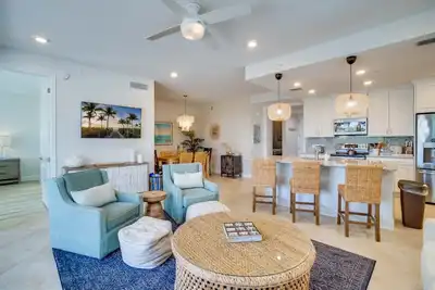 Image de Swaying Palms by Coastal Chic Vacations