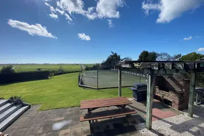 Image de Charming 2-Bedroom Guest House with Tennis Court near Beach