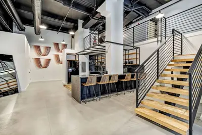 Image de Historic District Loft! Garage Parking! Sleeps 13\n