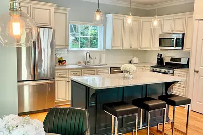 Modern House in Clifton Gaslight - 3 Br 3ba with Walkable Shops and Restaurants
