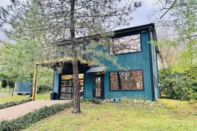 Image de Cozy Tree-Lined Carriage Home - Stay in Serenity!