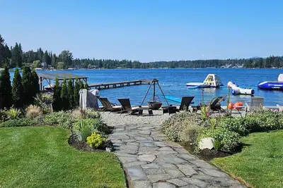 Image de Guest House with private hot tub, sauna, lake front access, Ev Charger