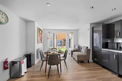 Image de Cosy 4 Double Bedroom house - Perfect for work or leisure - free parking, WiFi