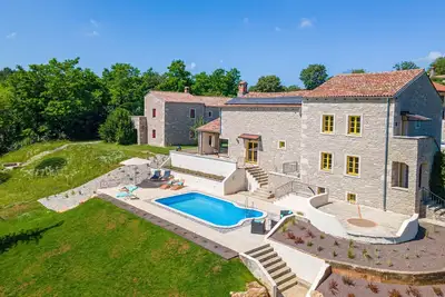 Image de Superbe maison Ă Brajkovici avec sauna