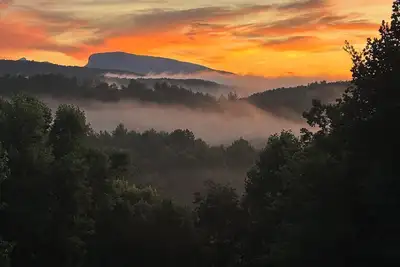 Image de Cozy cabin, stunning mountain views near Lake James. Perfect for a winter fire.
