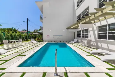 Image de Across from beach with resort pool - Coral Beach 202