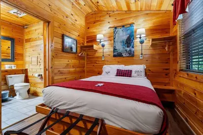 Image de Peaceful Cabin w/ Water View, Fire Pit & Hot Tub