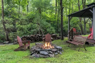 Image de Peaceful Cabin w/ Fire Pit, Hot Tub & Water View
