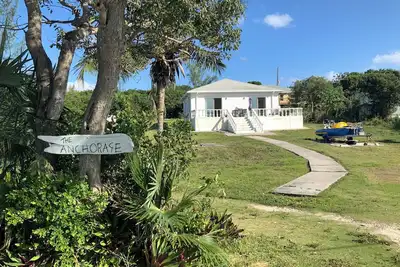 Cosy beach cottage, centrally located and steps away from Rainbow Bay Beach