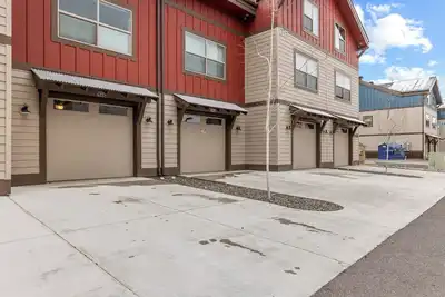 Image de Ponderosa Pines Retreat, featuring 3 Beds and 3 Baths with Privacy