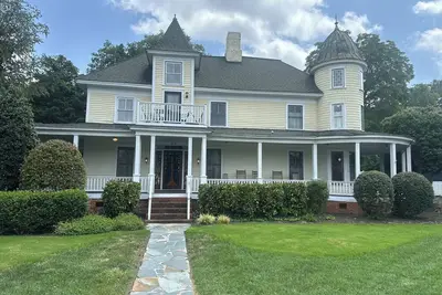 Image de Historic Wade-Arscott home, Upper Level 2br/2ba in Downtown Troy