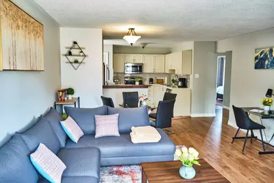 Image de 2br main floor near college& Rvh, Hwy-Free Parking