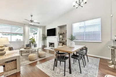 Image de Charming 3-bedroom home, popular Broadstone area, walk to shops & park, WiFi, Ac