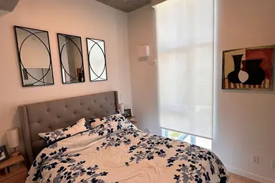 Image de Top  floor condo with amazing views of Downtown Victoria  + parking