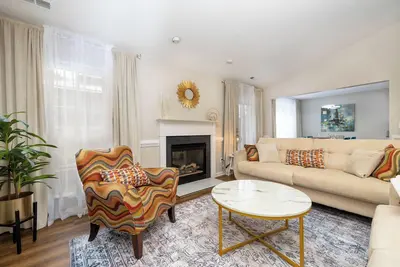 Image de Modern 3 Br 2 Ba Home with Backyard – 8mi Downtown