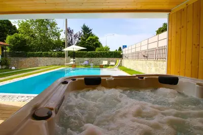 Image de Villa pour 5 personnes avec belle piscine à débordement et jacuzzi extérieur, emplacement stratégiqu