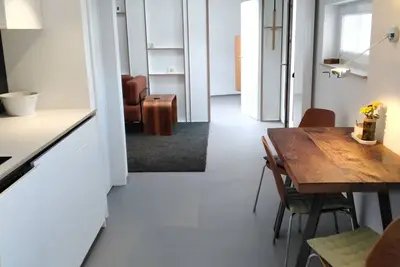 Image de Ferienwohnung mit Fenster zum Hof im Skandinavischen Stil in der Innenstadt