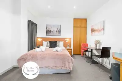 Image de Urban Oasis Chic Cbd Suite with WiFi - Walkable