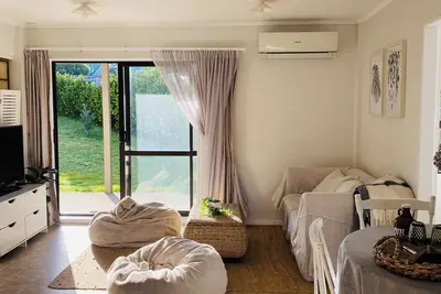 Image de Papamoa Beach-Step to the water, restaurants & cafe\n2 Bdrm lower level apartment