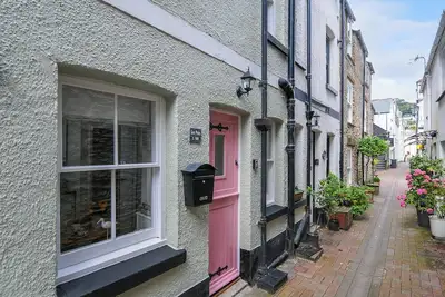 Sea Pinks, romantic, country holiday cottage in Looe