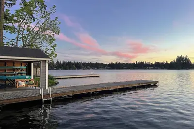 Image de Stunning 3b1bHome w/ Lake Access