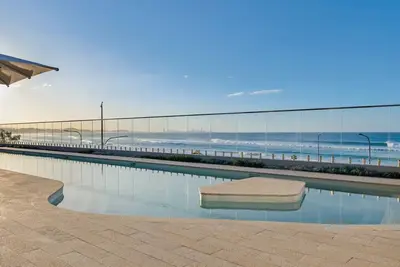 Image de Miles at Kirra Point 1406 - Luxury Sub Penthouse on Kirra Beachfront - Linen Provided