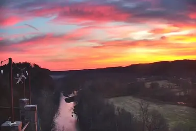 Image de Spectacular 5 bedroom home perched Cliff Side above Elk River in Noel, Mo